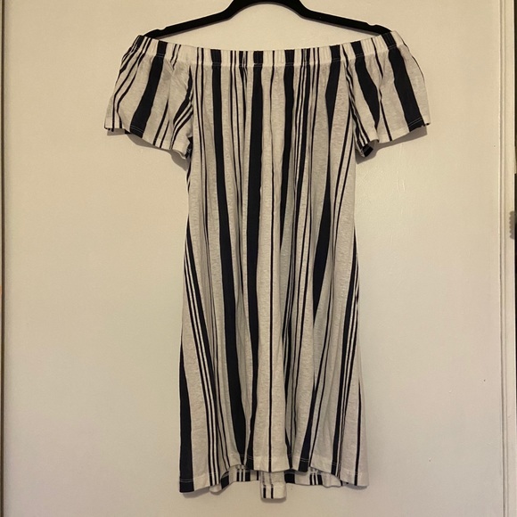 Forever21 off the shoulder dress - Picture 3 of 5